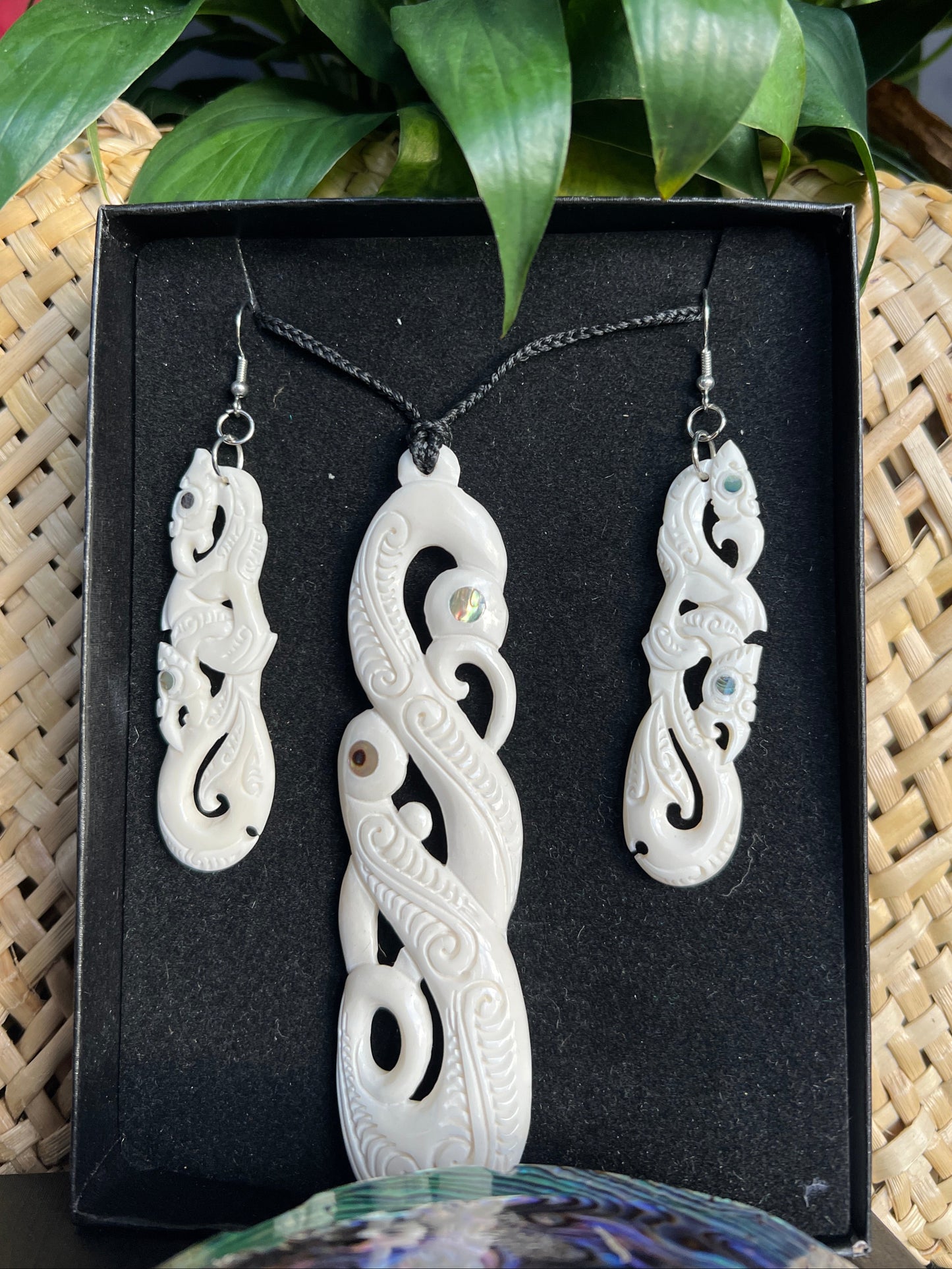 Bone Manaia Set Pendant and Earrings